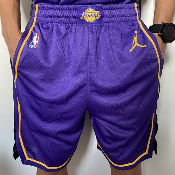 Kit Conjunto Camiseta Regata e Bermuda Short NBA Los Angeles Lakers Statement Edition Roxa 2023 Jordan - Imagem 17