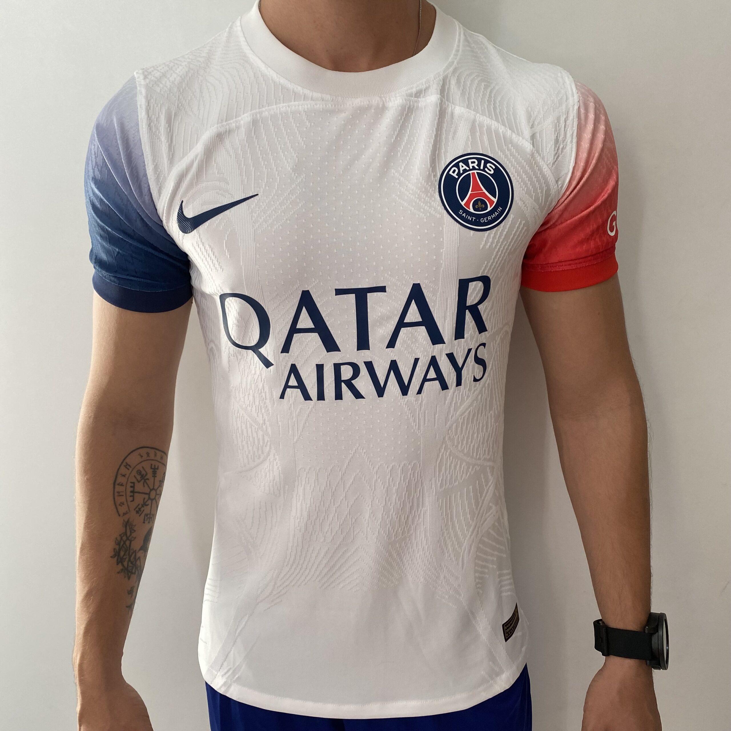 2023-05-30 15.34.29 Camisa Paris Saint-Germain - PSG Treino Academy Pro 2024 Jogador Branca Nike - Imagem 1
