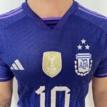 Camisa Seleção Argentina Away - Campeão Mundial - (2) Patch Copa do Mundo Catar - 3 Estrelas - Messi 10 - 2023 Adidas - Versão Jogador - Imagem 3