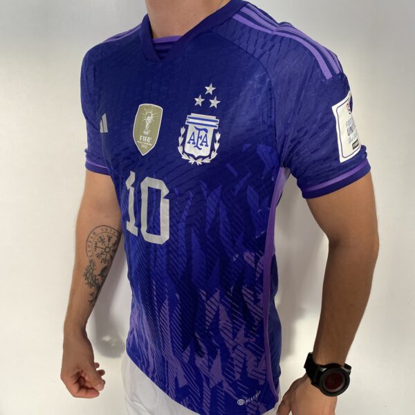 Camisa Seleção Argentina Away - Campeão Mundial - (2) Patch Copa do Mundo Catar - 3 Estrelas - Messi 10 - 2023 Adidas - Versão Jogador - Imagem 6
