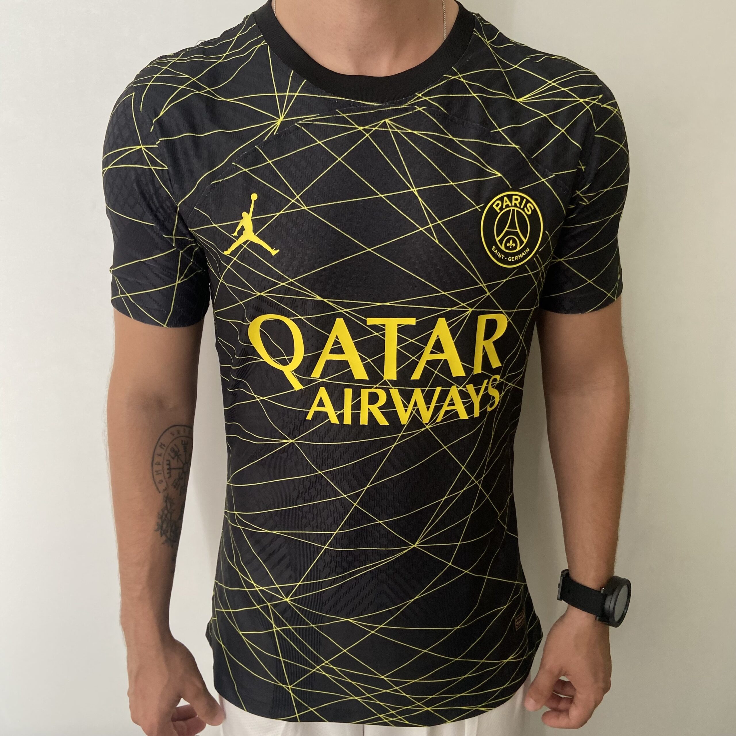 2023-08-01 15.37.15 Camisa Paris Saint-Germain - PSG 4th 2023 Preto Jordan - Imagem 1