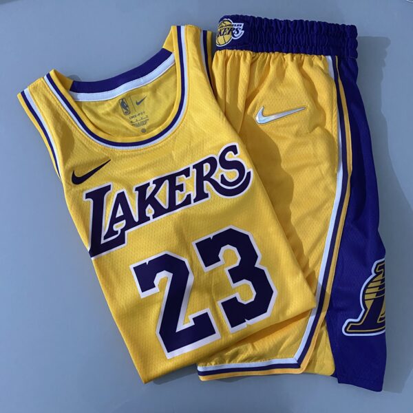 Kit Conjunto Camiseta Regata e Bermuda Short NBA Los Angeles Lakers Icon Edition Amarela 2022 Nike - Imagem 2