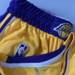 Kit Conjunto Camiseta Regata e Bermuda Short NBA Los Angeles Lakers Icon Edition Amarela 2022 Nike - Imagem 5