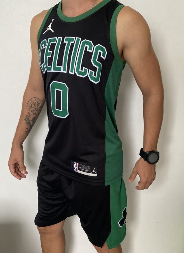 Kit Conjunto Camiseta Regata e Bermuda Short Basquete NBA Boston Celtics Statement Edition Preta 2022 Jordan - Imagem 3