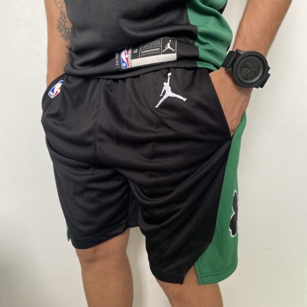 Kit Conjunto Camiseta Regata e Bermuda Short Basquete NBA Boston Celtics Statement Edition Preta 2022 Jordan - Imagem 9