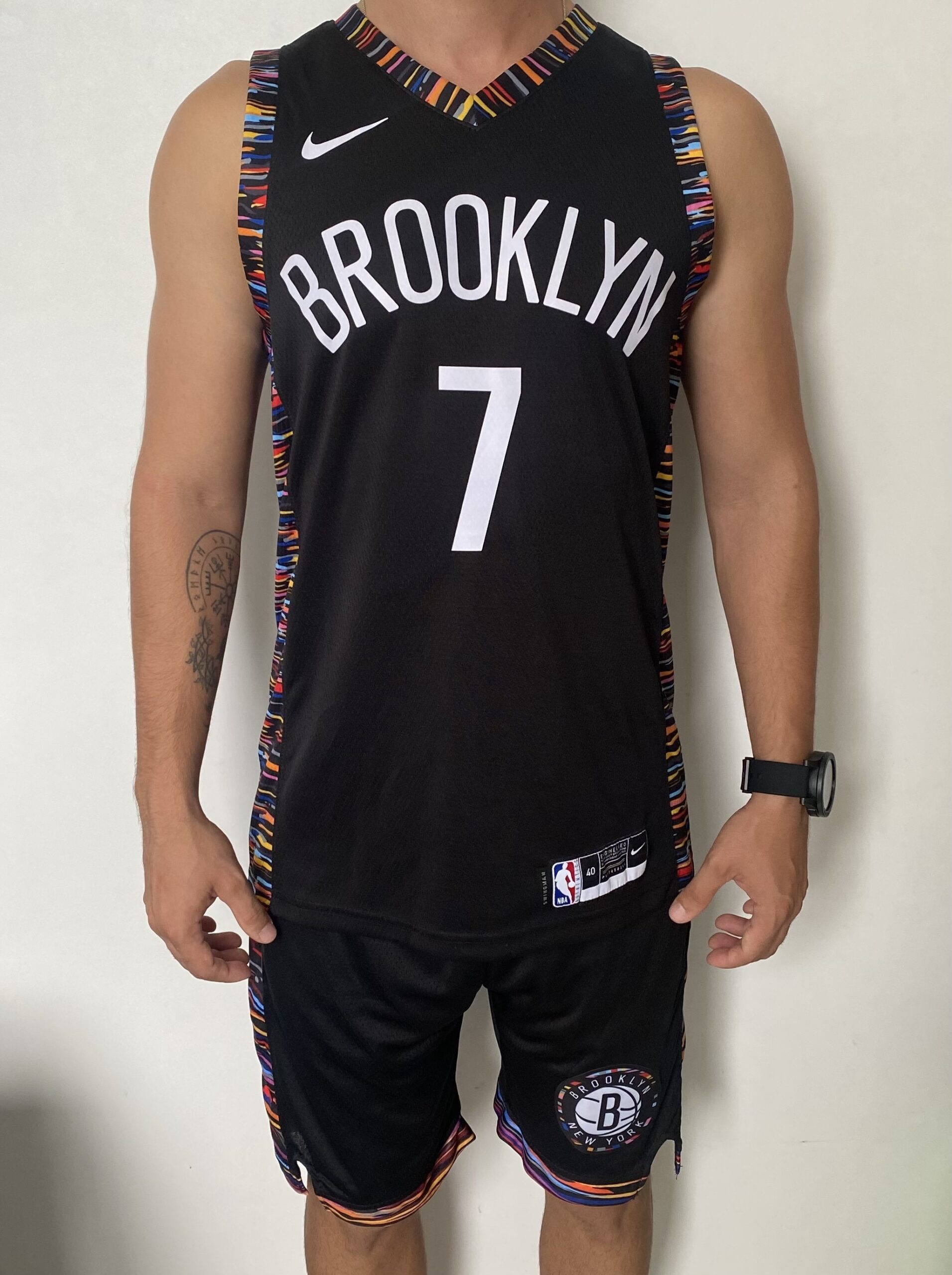 2024-02-01 15.36.25 Kit Conjunto Camiseta Regata e Bermuda Short Basquete NBA Brooklyn Nets City Edition Nike - Imagem 1