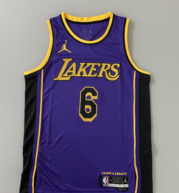 Camiseta Regata Basquete NBA Swingman Los Angeles Lakers LeBron James 6 Statement Edition Roxa 2023 Jordan - Imagem 16