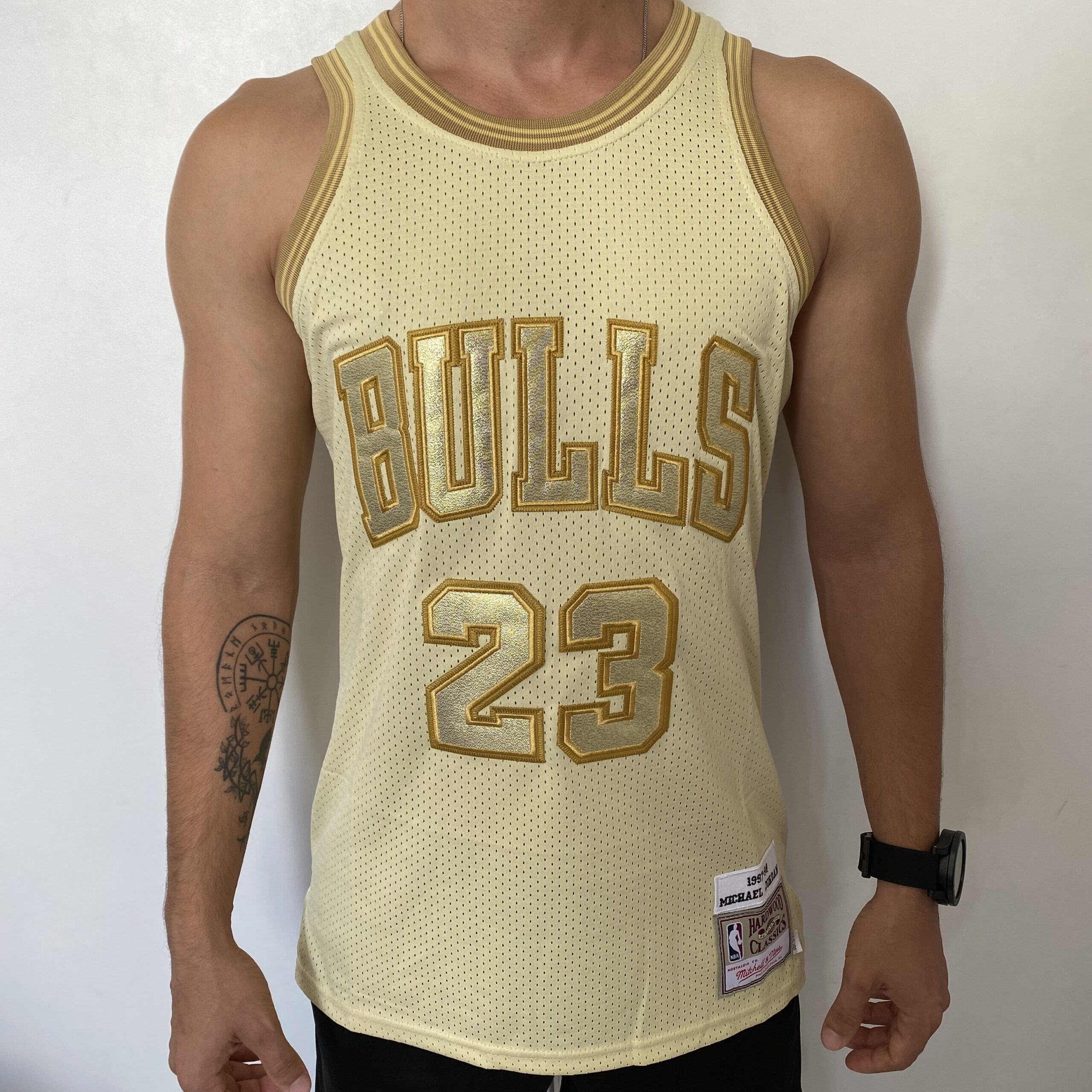 2023-06-22 11.52.28 Camiseta Regata NBA Mitchell & Ness 1997/98 Dourada - Chicago Bulls - Michael Jordan 23 - Edição Especial - Midas - Imagem 1