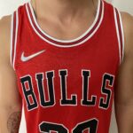 Camiseta Regata NBA Chicago Bulls Michael Jordan 23 Icon Edition Vermelha 2022 Nike - Imagem 3