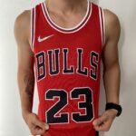 Camiseta Regata NBA Chicago Bulls Michael Jordan 23 Icon Edition Vermelha 2022 Nike - Imagem 5