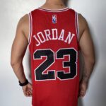 Camiseta Regata NBA Chicago Bulls Michael Jordan 23 Icon Edition Vermelha 2022 Nike - Imagem 12