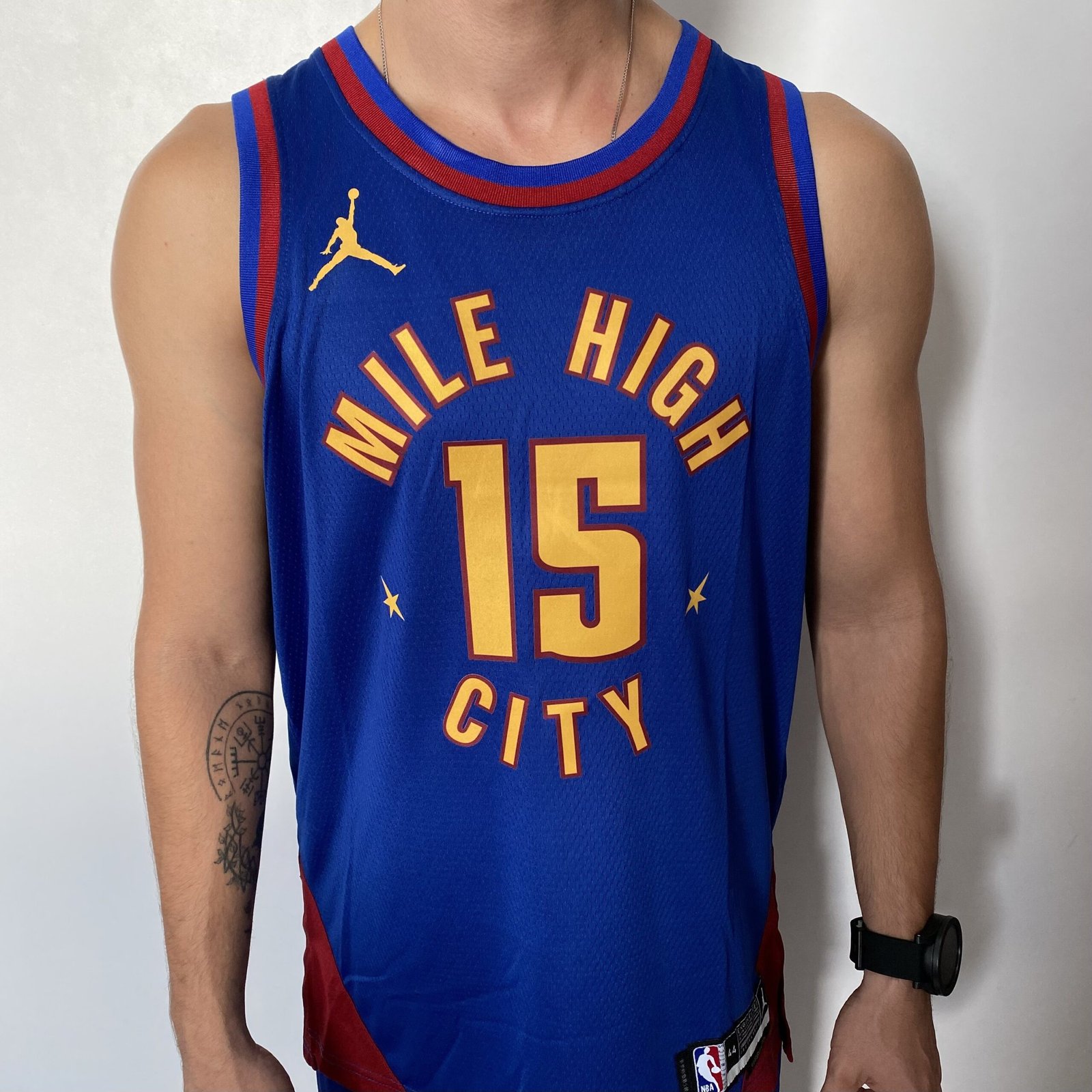 2023-07-04 15.51.12 Camiseta Regata NBA Denver Nuggets Nikola Jokic 15 Statement Edition Azul 2023 Jordan - Imagem 1