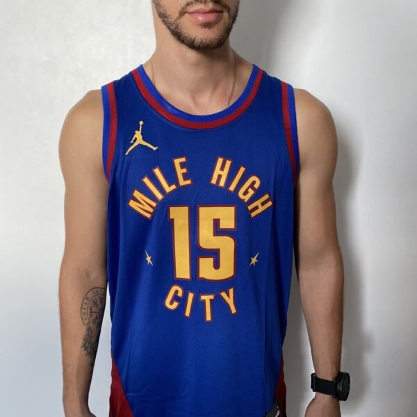 Camiseta Regata NBA Denver Nuggets Nikola Jokic 15 Statement Edition Azul 2023 Jordan - Imagem 2