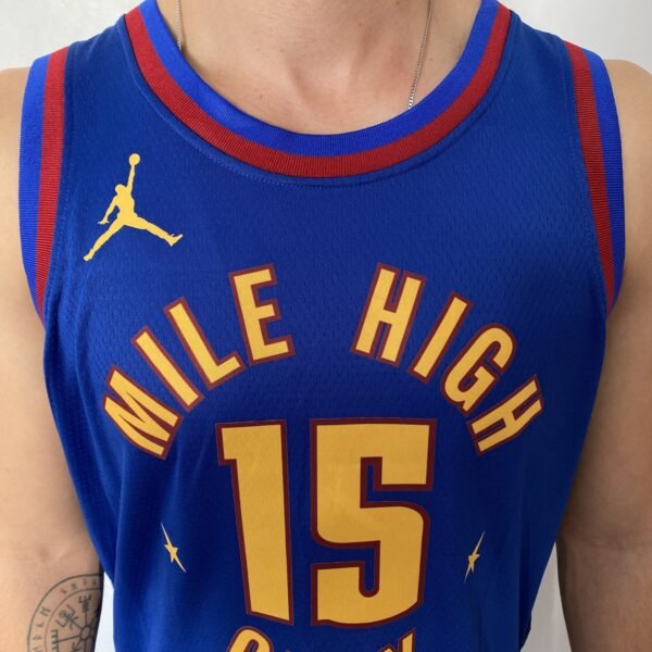 Camiseta Regata NBA Denver Nuggets Nikola Jokic 15 Statement Edition Azul 2023 Jordan - Imagem 3