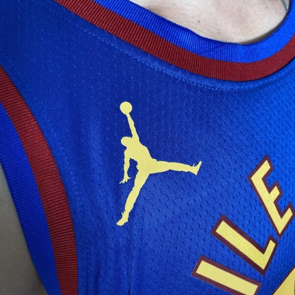 Camiseta Regata NBA Denver Nuggets Nikola Jokic 15 Statement Edition Azul 2023 Jordan - Imagem 4