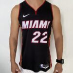 Camiseta Regata Basquete NBA Miami Heat Swingman Jimmy Butler 22 City Icon Edition Preta 2023 Nike