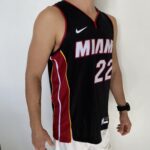 Camiseta Regata Basquete NBA Miami Heat Swingman Jimmy Butler 22 City Icon Edition Preta 2023 Nike - Imagem 9