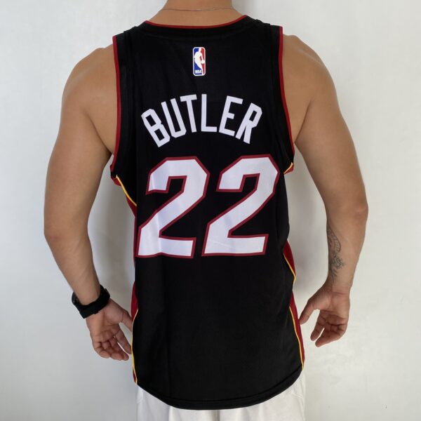 Camiseta Regata Basquete NBA Miami Heat Swingman Jimmy Butler 22 City Icon Edition Preta 2023 Nike - Imagem 13