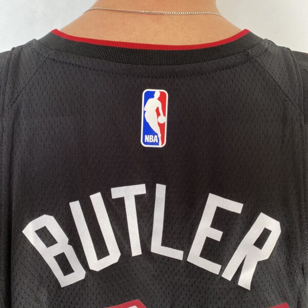Camiseta Regata Basquete NBA Miami Heat Swingman Jimmy Butler 22 City Icon Edition Preta 2023 Nike - Imagem 15