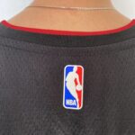 Camiseta Regata Basquete NBA Miami Heat Swingman Jimmy Butler 22 City Icon Edition Preta 2023 Nike - Imagem 16