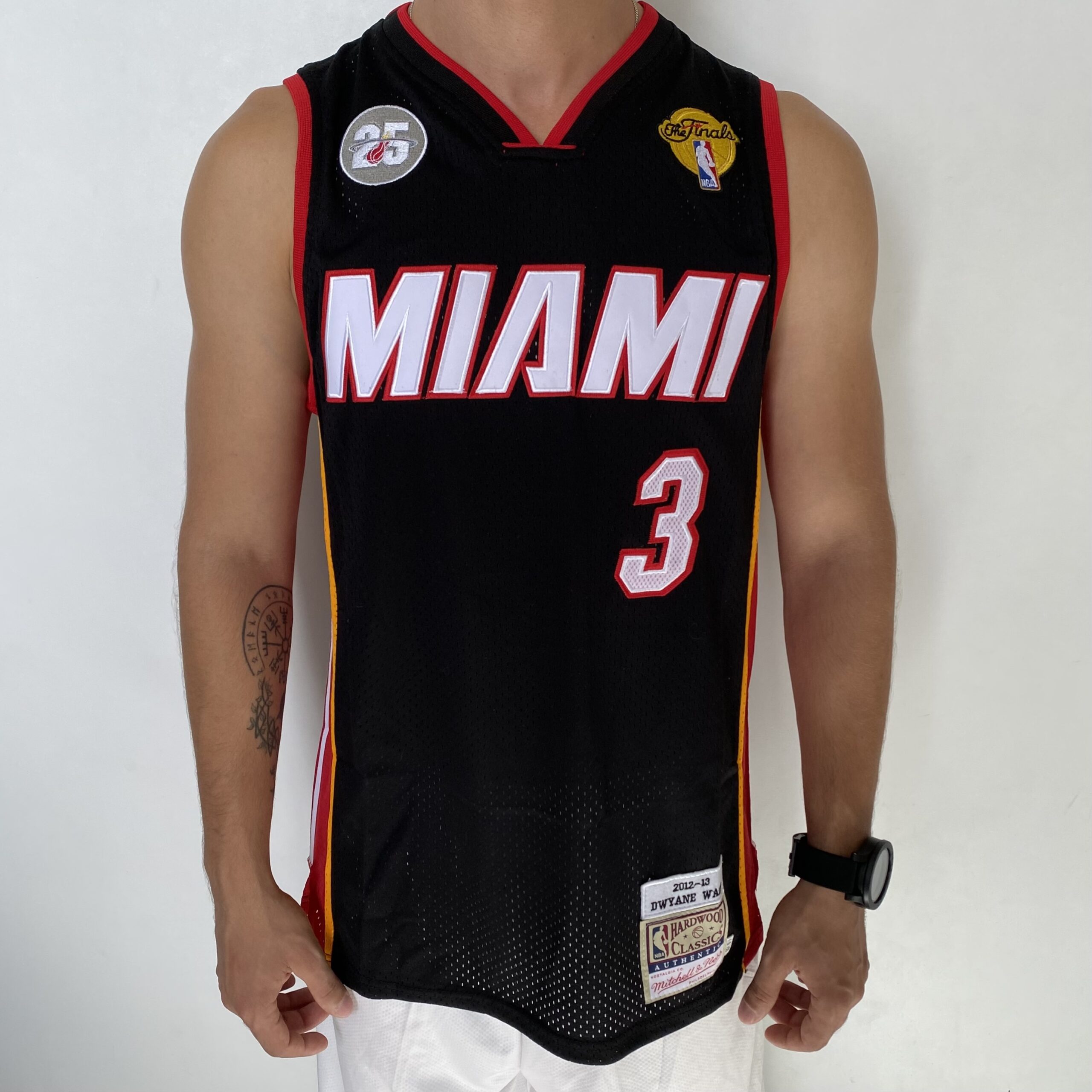 2023-07-12 13.37.29 Camiseta Regata NBA Mitchell & Ness 2012/13 - Miami Heat - Dwyane Wade 3 - Edição Especial - The Finals - Preta - Imagem 1