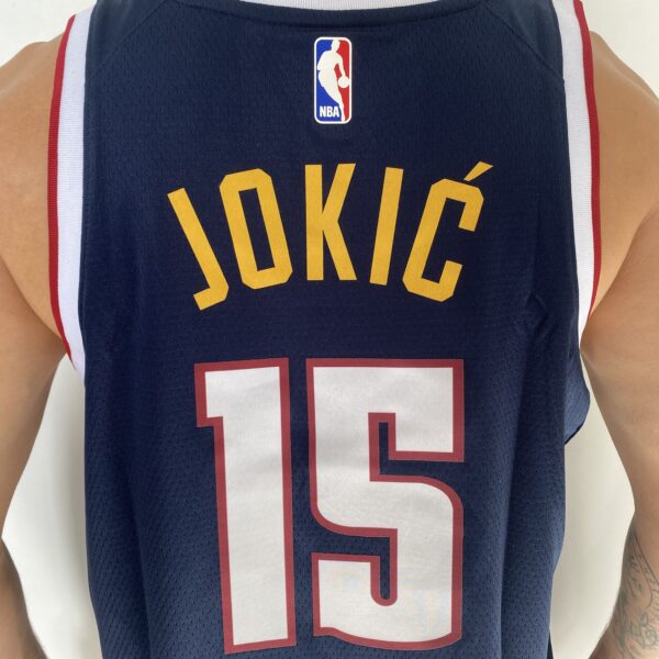 Camiseta Regata NBA Denver Nuggets Nikola Jokic 15 Icon Edition Azul Escura 2023 Nike - Imagem 13