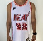 Camiseta Regata Basquete NBA Miami Heat Swingman Jimmy Butler 22 Classic Edition Branca 2023 Nike