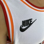 Camiseta Regata Basquete NBA Miami Heat Swingman Jimmy Butler 22 Classic Edition Branca 2023 Nike - Imagem 3