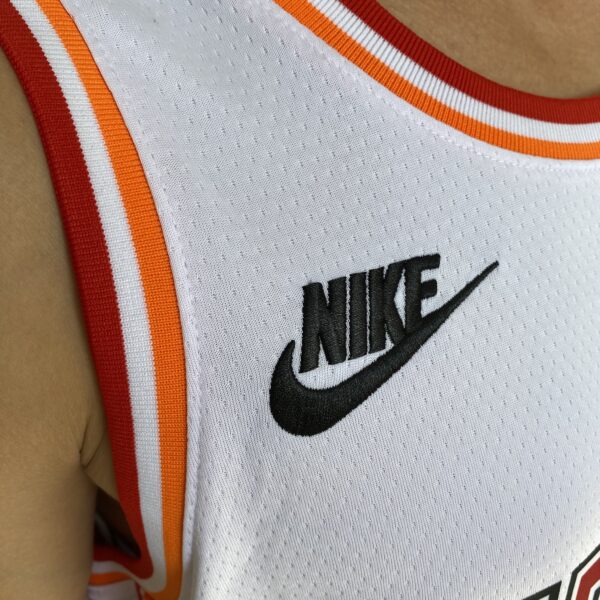 Camiseta Regata Basquete NBA Miami Heat Swingman Jimmy Butler 22 Classic Edition Branca 2023 Nike - Imagem 3