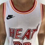 Camiseta Regata Basquete NBA Miami Heat Swingman Jimmy Butler 22 Classic Edition Branca 2023 Nike - Imagem 4