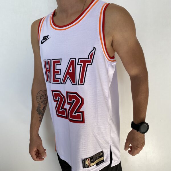 Camiseta Regata Basquete NBA Miami Heat Swingman Jimmy Butler 22 Classic Edition Branca 2023 Nike - Imagem 8