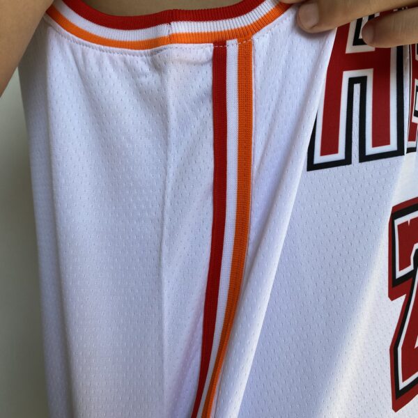 Camiseta Regata Basquete NBA Miami Heat Swingman Jimmy Butler 22 Classic Edition Branca 2023 Nike - Imagem 13