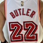 Camiseta Regata Basquete NBA Miami Heat Swingman Jimmy Butler 22 Classic Edition Branca 2023 Nike - Imagem 15
