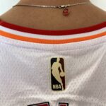 Camiseta Regata Basquete NBA Miami Heat Swingman Jimmy Butler 22 Classic Edition Branca 2023 Nike - Imagem 17