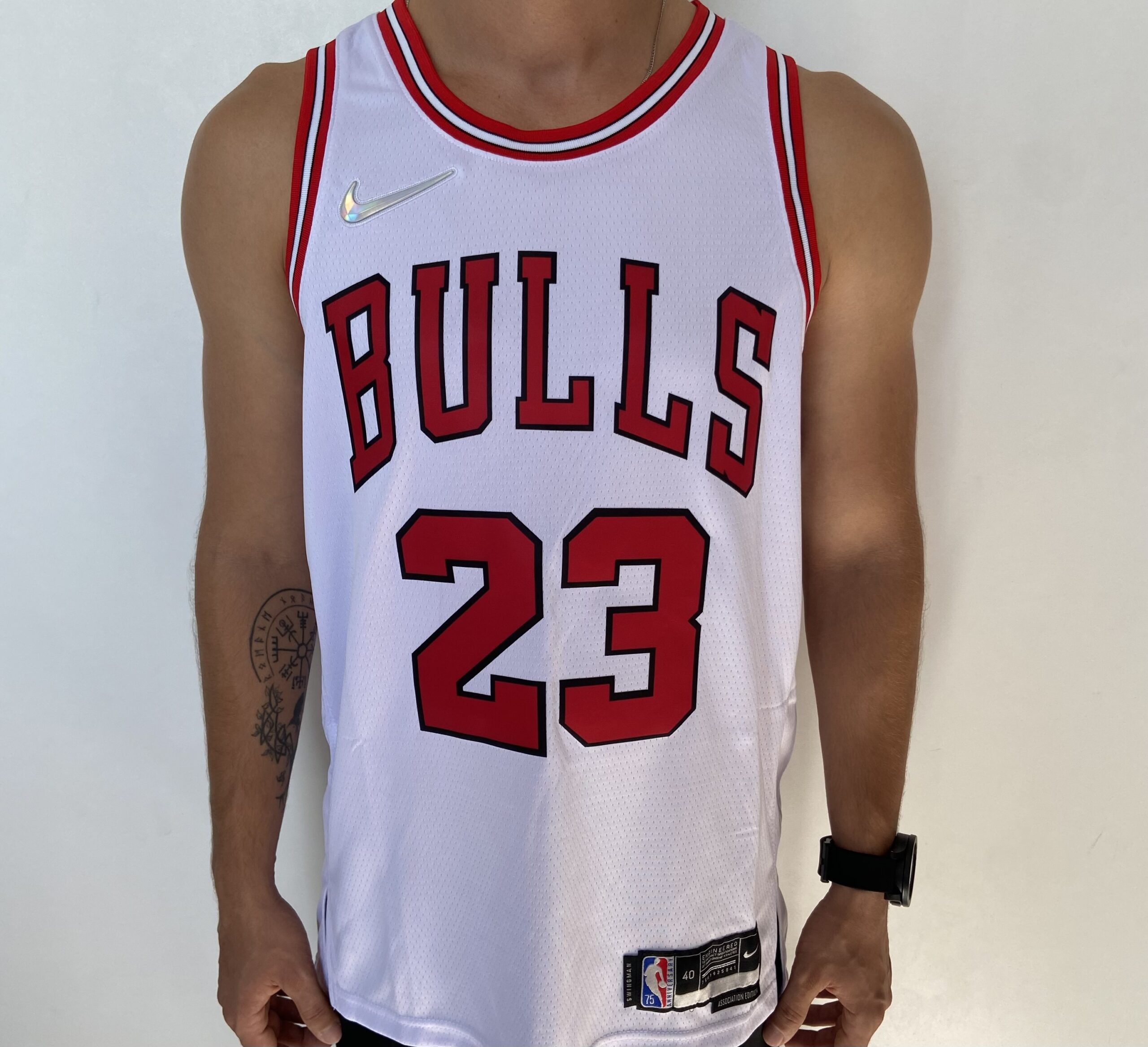 2023-07-13 13.46.36 Camiseta Regata NBA Chicago Bulls Michael Jordan 23 Association Edition Branca 2022 Nike - Imagem 1