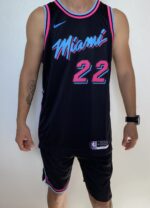 Kit Conjunto Camiseta Regata e Bermuda Short Basquete NBA Miami Heat City Edition 2021 Nike - Imagem 8