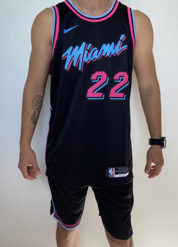 Kit Conjunto Camiseta Regata e Bermuda Short Basquete NBA Miami Heat City Edition 2021 Nike - Imagem 8