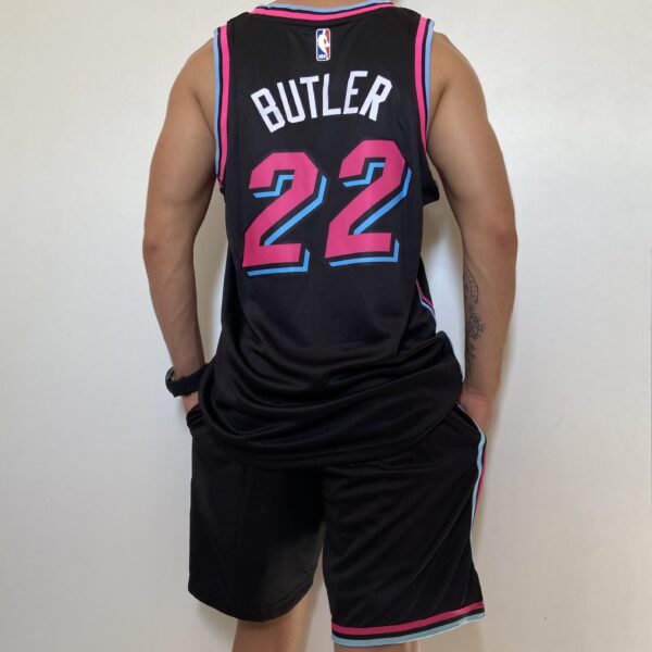 Kit Conjunto Camiseta Regata e Bermuda Short Basquete NBA Miami Heat City Edition 2021 Nike - Imagem 5