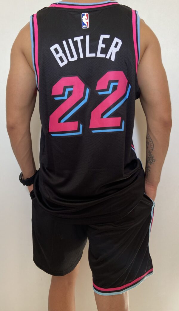Kit Conjunto Camiseta Regata e Bermuda Short Basquete NBA Miami Heat City Edition 2021 Nike - Imagem 6