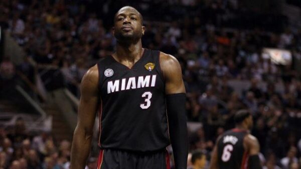 Camiseta Regata NBA Mitchell & Ness 2012/13 - Miami Heat - Dwyane Wade 3 - Edição Especial - The Finals - Preta - Imagem 22