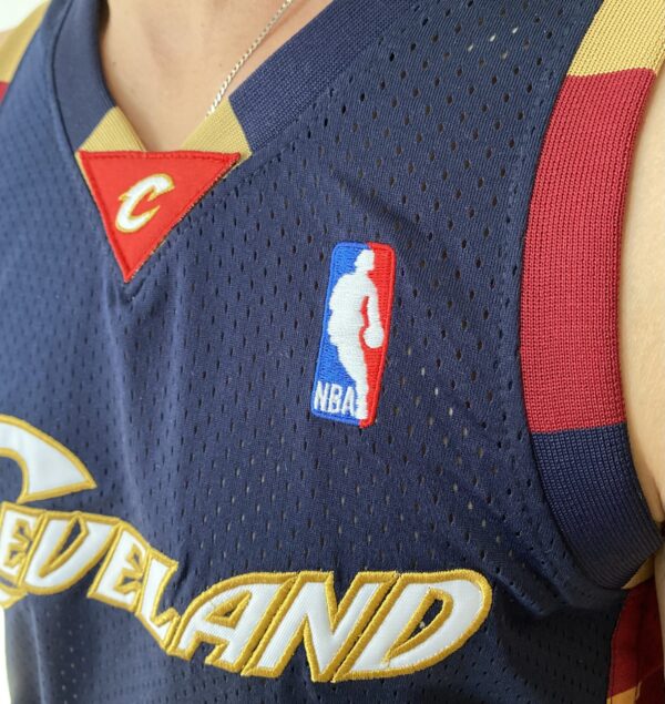 Camiseta Regata NBA Camiseta Regata NBA Mitchell & Ness 2008/09 - Cleveland Cavaliers - Cavs - LeBron James 23 - Azul Marinho - Imagem 6