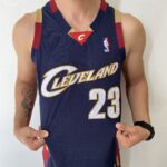 Camiseta Regata NBA Camiseta Regata NBA Mitchell & Ness 2008/09 - Cleveland Cavaliers - Cavs - LeBron James 23 - Azul Marinho - Imagem 9