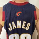 Camiseta Regata NBA Camiseta Regata NBA Mitchell & Ness 2008/09 - Cleveland Cavaliers - Cavs - LeBron James 23 - Azul Marinho - Imagem 17