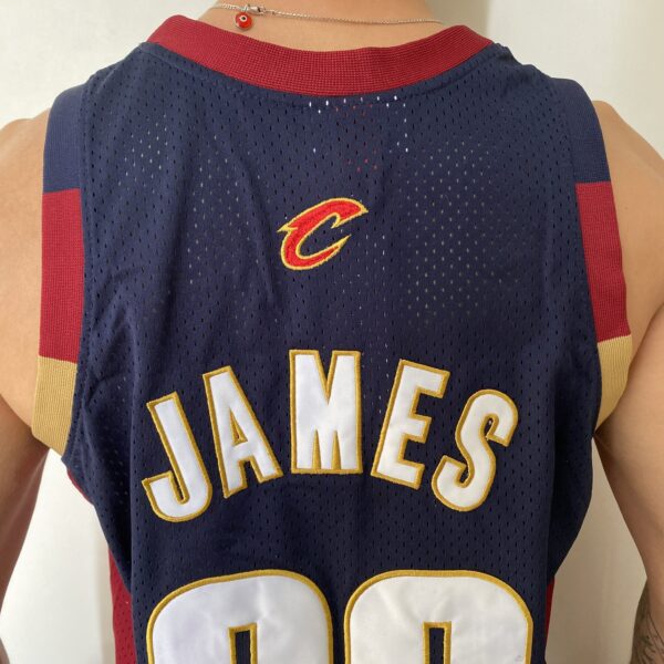 Camiseta Regata NBA Camiseta Regata NBA Mitchell & Ness 2008/09 - Cleveland Cavaliers - Cavs - LeBron James 23 - Azul Marinho - Imagem 17