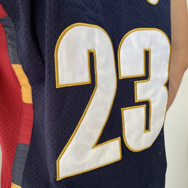 Camiseta Regata NBA Camiseta Regata NBA Mitchell & Ness 2008/09 - Cleveland Cavaliers - Cavs - LeBron James 23 - Azul Marinho - Imagem 20