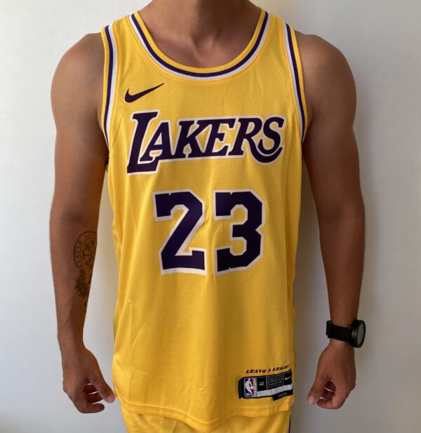 Kit Conjunto Camiseta Regata e Bermuda Short NBA Los Angeles Lakers Icon Edition Amarela 2022 Nike - Imagem 17