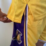 Kit Conjunto Camiseta Regata e Bermuda Short NBA Los Angeles Lakers Icon Edition Amarela 2022 Nike - Imagem 19