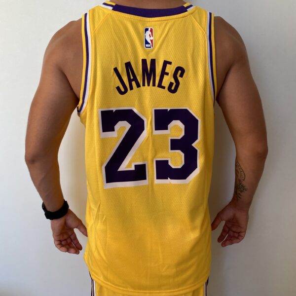 Kit Conjunto Camiseta Regata e Bermuda Short NBA Los Angeles Lakers Icon Edition Amarela 2022 Nike - Imagem 18