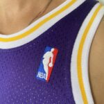 Camiseta Regata Basquete NBA Los Angeles Lakers Mitchell & Ness 8 de Fevereiro de 1998 Roxa – Kobe Bryant – 8 – Edição Especial – All Star - Imagem 3