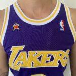 Camiseta Regata Basquete NBA Los Angeles Lakers Mitchell & Ness 8 de Fevereiro de 1998 Roxa – Kobe Bryant – 8 – Edição Especial – All Star - Imagem 5
